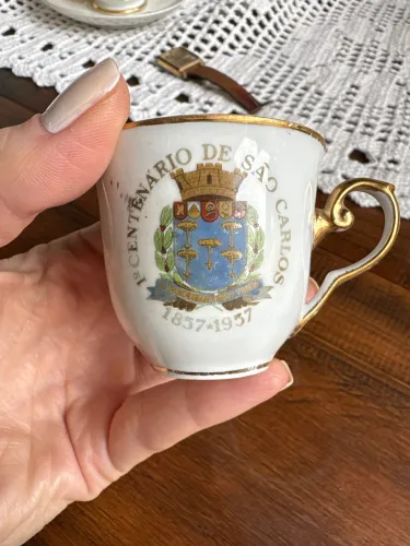 XÍCARA ANTIGA COMEMORATIVA - 1º CENTENÁRIO DE SÃO CARLOS (1857-1957) ?