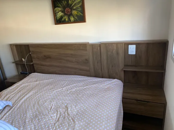 Cabeceira de cama queen com criados-mudos e prateleiras