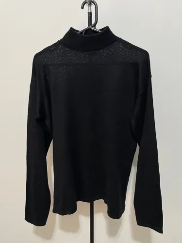 Blusa Preta Gola Alta feita em lã