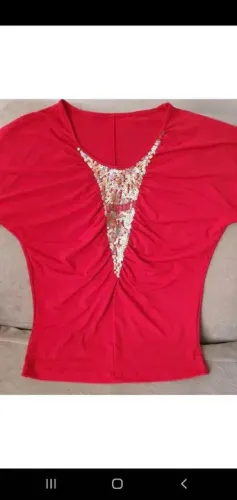 Blusa vermelha lantejoulas