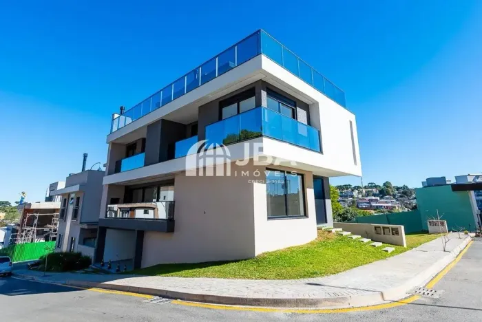 CASA COM 4 SUÍTES E ELEVADOR