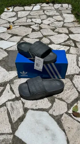 Chinelo Slide Adidas Adilette 22 Grey Five Cinza Escuro Original - Tamanho 36/37