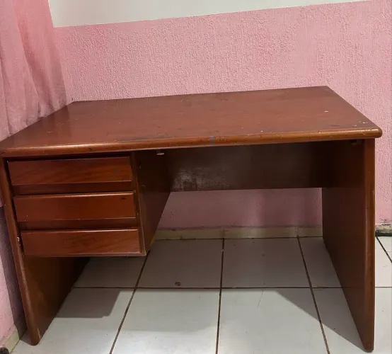 Escrivaninha de Madeira. Valor negociável.