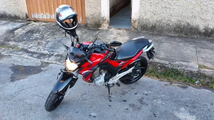 Honda CB 250 Twister 2019 - Vermelha, muito conservada