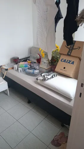 Cama de solteiro com dois colchões.