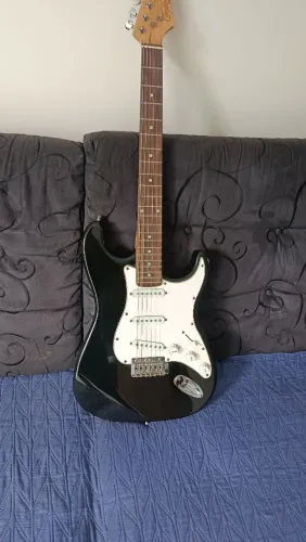 KIT GUITARRA CONDO STRATOCASTER+ CUVAVE CUBE BABY + MINI AMPLIFICADOR + ACESSÓRIOS.
