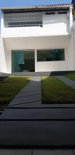 VENDO ou ALUGO EXCELENTE CASA 3 PAV