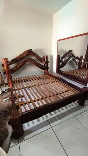 Cama de madeira rústica peça única