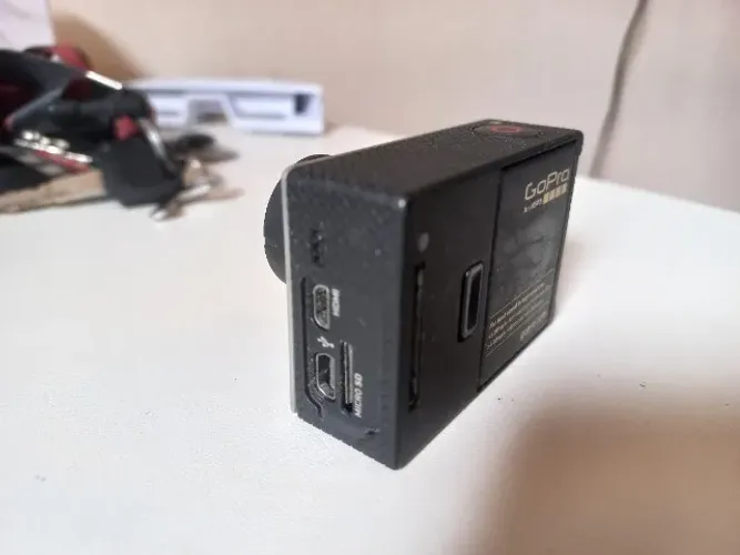 Gopro Hero 3 para retirar peças funciona tudo mas ela trava.