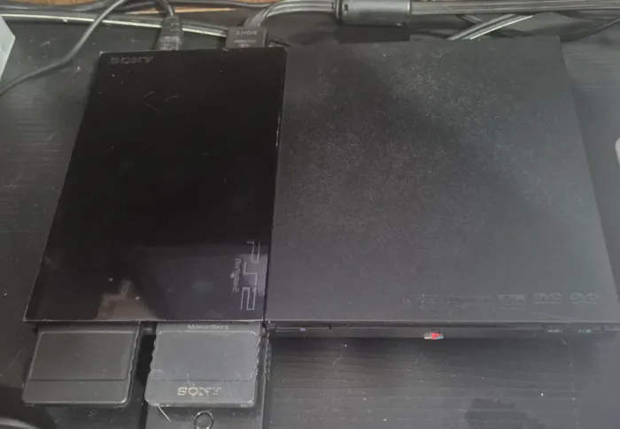Vendo Playstation 2 em excelente estado com 2 controles e leitor funcional.