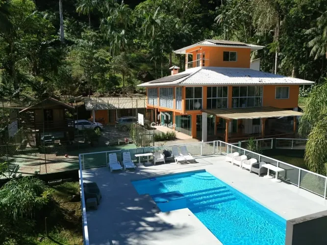 Chácara à venda na Barra do Rio Cerro - Estrutura completa, conforto e contato com a natur