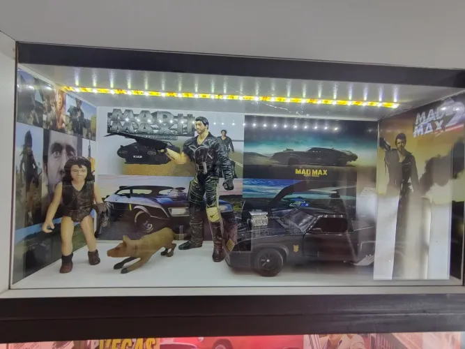 Diorama do Mar Max. Com iluminação, figuras, e miniatura do carro.