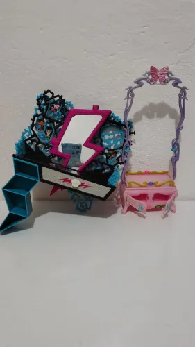 Penteadeira da Monsters High a da boneca Barbie Butterfly 
