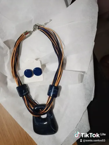 Kit de colar e brincos de resina na cor azul marinho