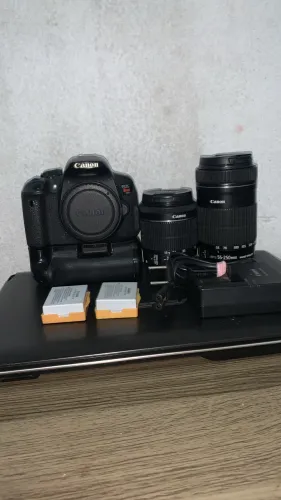 Vende-se uma câmera t5i acompanhado com duas lentes duas bateria uma 18-55 e 55-250