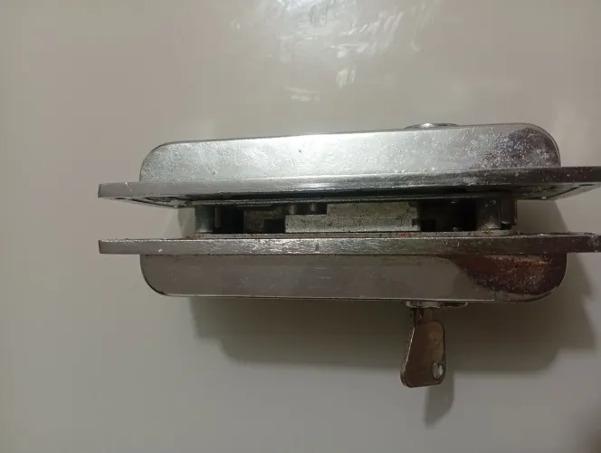 Trinco de porta para vidro com fechadura completa
