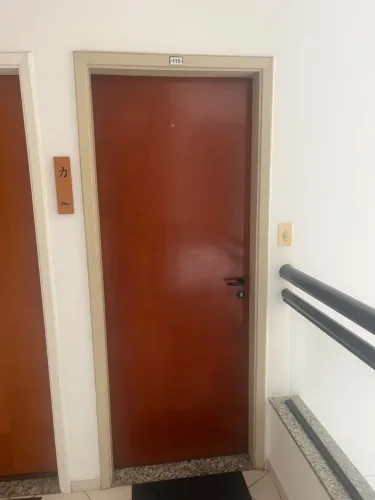 Porta de Madeira com Batente e Guarnições