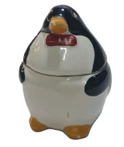 Estatueta de pinguim em porcelana ou cerâmica, um item clássico de decoração muitas vezes 