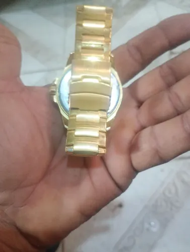 Um relógio de pulso masculino