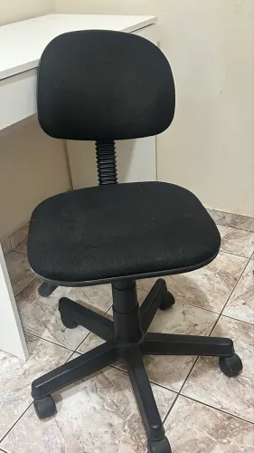 Cadeira de escritório giratória (usada) 