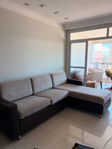 Sofá 3 lugares com chaise esquerdo com apoio nos braços.