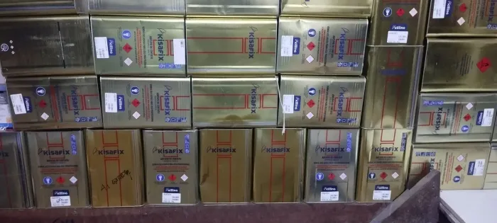 Latas de cola de sapateiro vazia