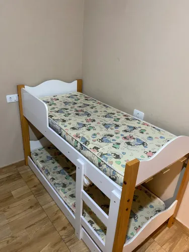 Vendo cama infantil montessoriana com cama auxiliar e 2 colchões inclusos.