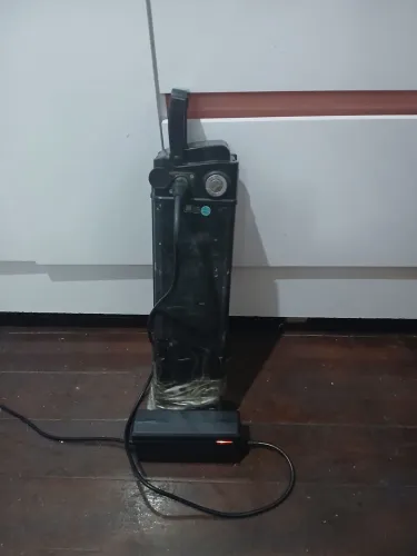 bateria de lítio 48v 15AH com carregador em excelente estado ! Aceito oferta !