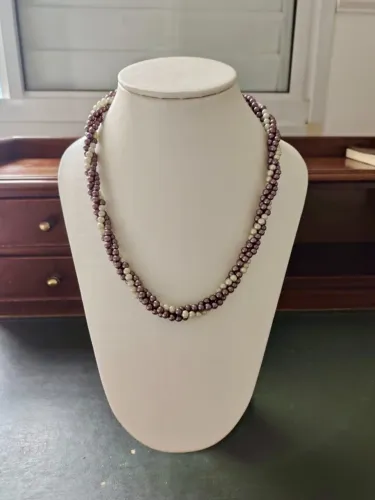 Colar antigo com pérolas brancas e marrons
