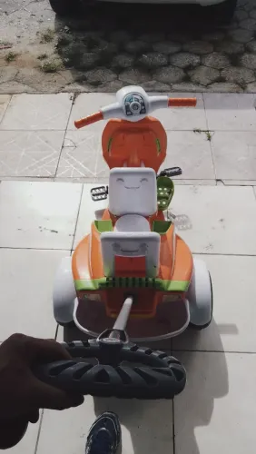 Vendo moto infantil com aste para carregar