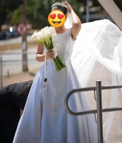 Vestido de noiva bordado com véu