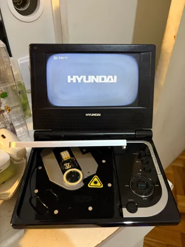 Dvd Portátil Hyundai HY-9921 PDVD (Carregador+Bolsa para Transporte)