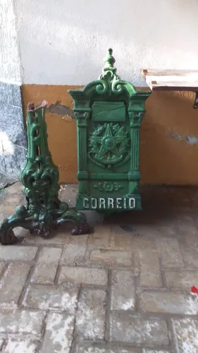Caixa de correios de ferro antiga