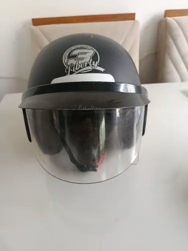 Vendo capacetes,obs: são os dois por 100