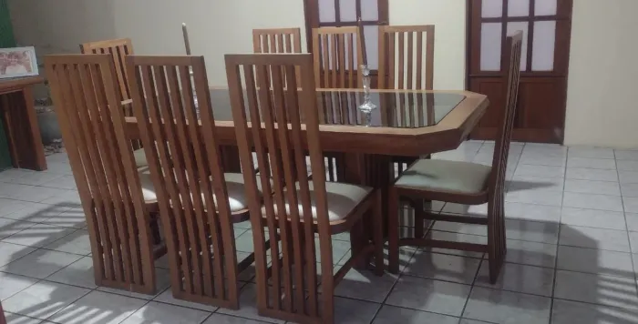 Mesa grande madeira nobre c/ 8 cadeiras