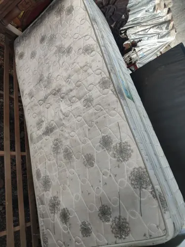 Cama de solteiro conjugada usada