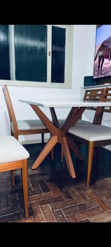Mesa e cadeiras