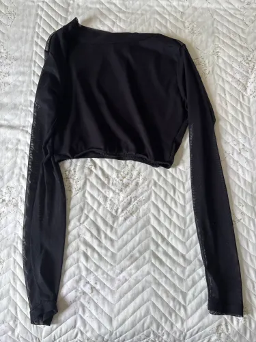 Roupa estilo cropped com manga