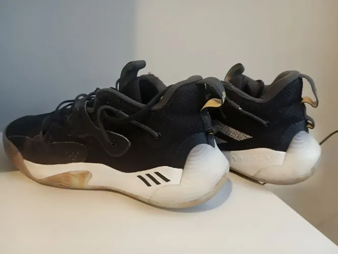 Tênis Adidas stepback3