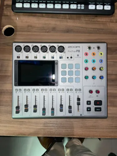 Gravador Zoom PodTrak P8 de Áudio com 6 Canais para Podcast
