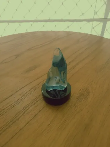 Escultura abstrata em acrílico esverdeada