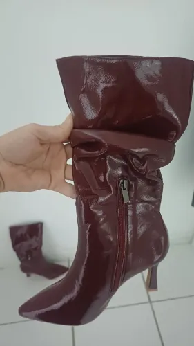 Bota cano médio Burgundy de salto agulha bico fino.