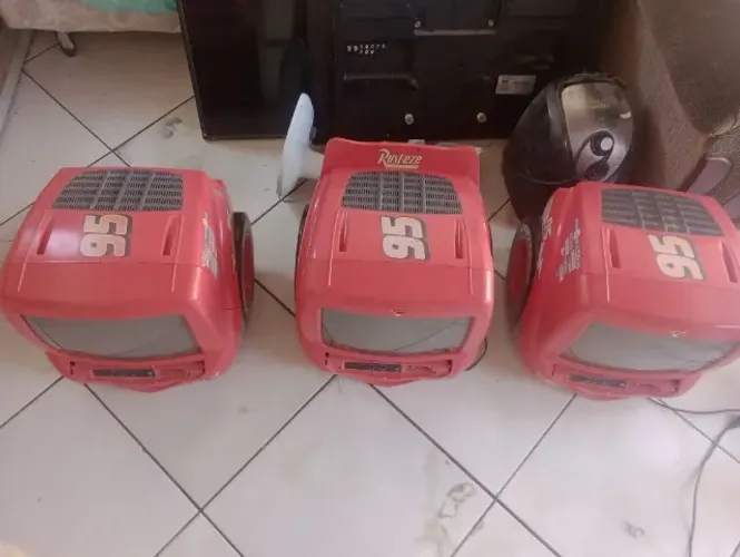 Tvs antigas Relâmpago McQueen obs as três por este valor.