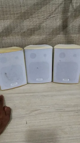 Três caixas de som marca FRAHM muito boa para ambientes aberto e fechado com ótima de som 