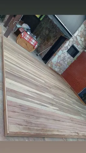 Deck de madeira sob medida planejada