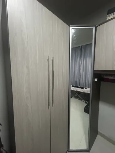 Guarda roupa grande com espelho 