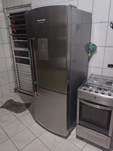 Vende-se geladeira 300$( funciona só a parte debaixo)