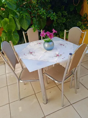 Mesa de vidro com 4 cadeiras, lindas ?