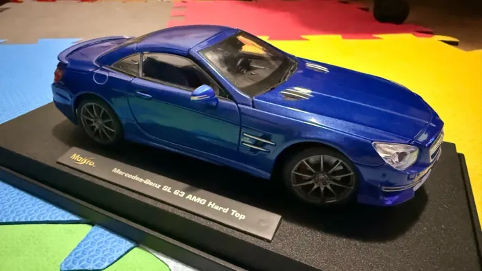 miniatura mercedes-benz sl 63 amg hard top 1/18 azul