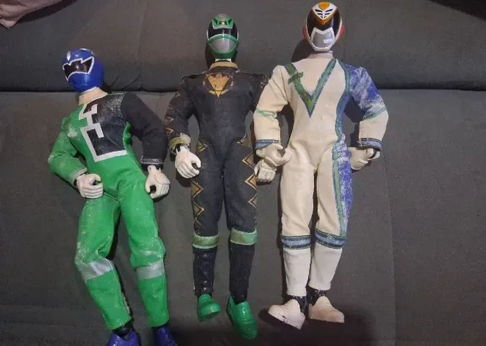 lote 3 bonecos power rangers antigos bandai - 30cm (roupa de tecido) R$ 200